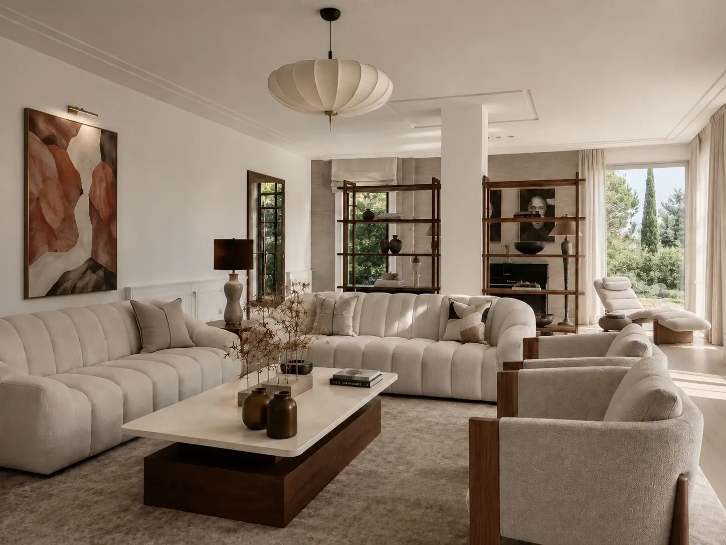 Salón principal de una vivienda en La Moraleja con sofás curvos, ventana con cortinas y chaise longue